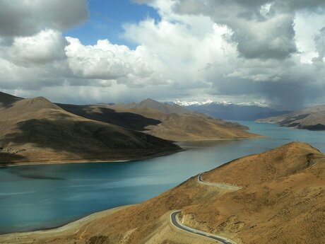 Yamdrok lake, een prachtig meer in Tibet