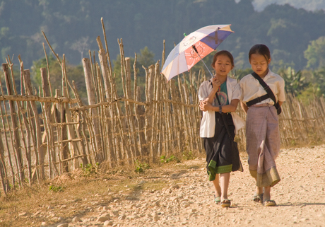 twee meisjes in Vang Vieng