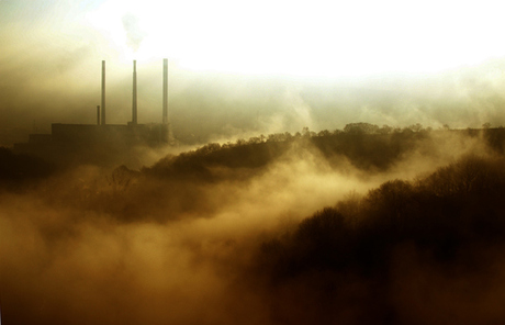 Fabriek in de mist