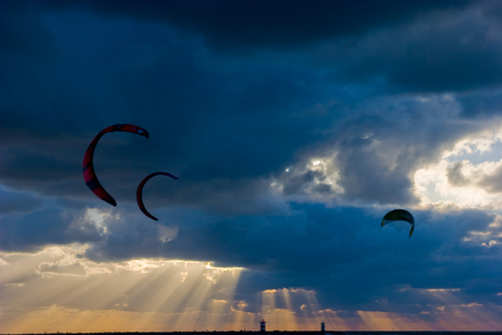 kites in de schemer