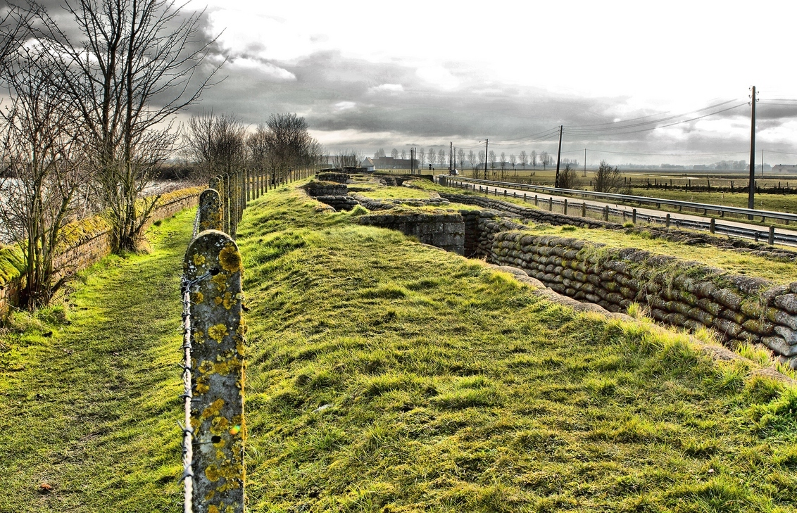 loopgraven in de dodengang - De Dodengang (Frans: Boyau de la Mort) is een complex van bewaarde loopgraven uit de Eerste Wereldoorlog. De Dodengang ligt naast een bocht van de ri - foto door intrudertje op 21-03-2013