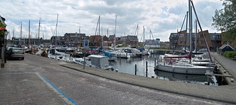 De nieuwe haven met jachtjes voor de pleziervaart.