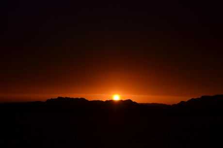 Zonsondergang bij de Noorse Fjorden