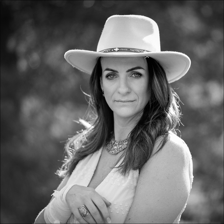 Portret, vrouw met hoed