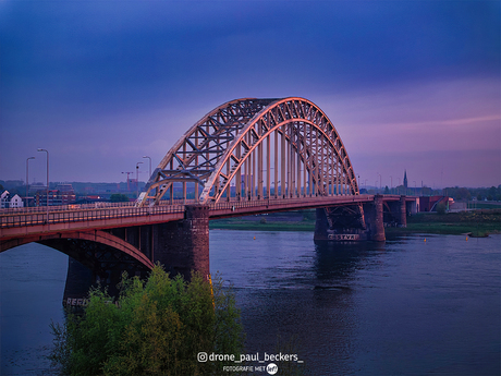  Zonsopkomst over de Waalbrug