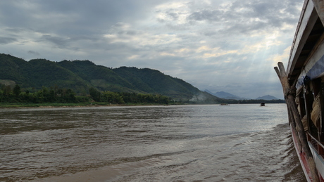 Met de slowboat over de Mekong rivier.