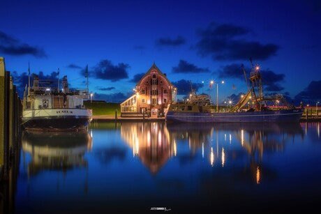 Haven Oudeschild tijdens blauwe uur.