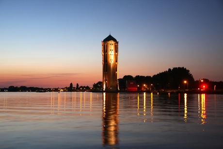 watertoren op een zomer nacht