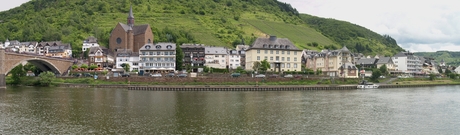 Zuid-West oever van Cochem.