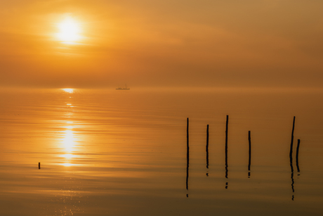 Gouden zonsondergang aan de Waddenkust