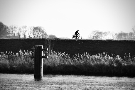 Eenzame fietser aan de IJssel