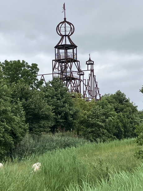 IJzeren geraamte van voormalig Uniastate.