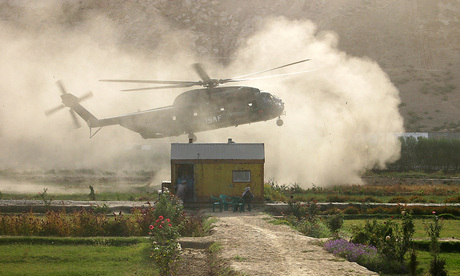 Helikopter doet stof opwaaien