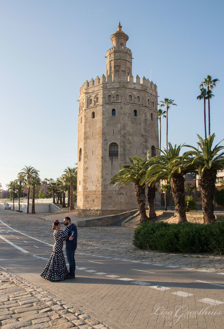 Leuk stel voor de Golden Tower (Sevilla)