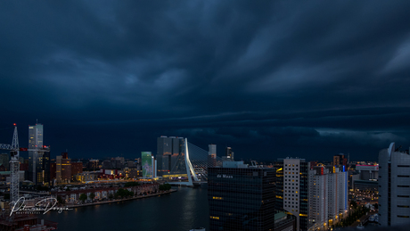 Onweer boven de Maas in Rotterdam