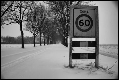 Sneeuw bij de weg