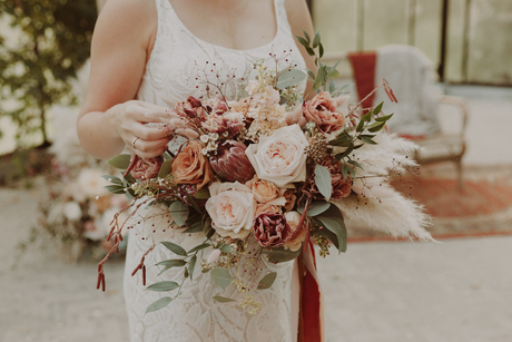 Detailfoto bloemen en trouwring