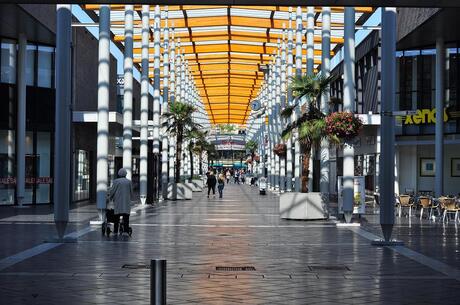 Winkelcentrum vroeg in de morgen