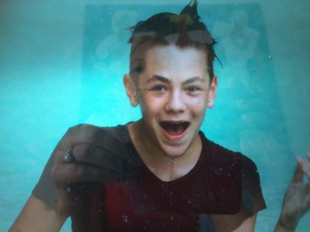 31F6FB9F-C25B-4CEE-9AC8-AC09839AEAA0 - Lol in Frankrijk - foto door AliekePrirs op 03-09-2018 - deze foto bevat: mensen, jongen, emotie