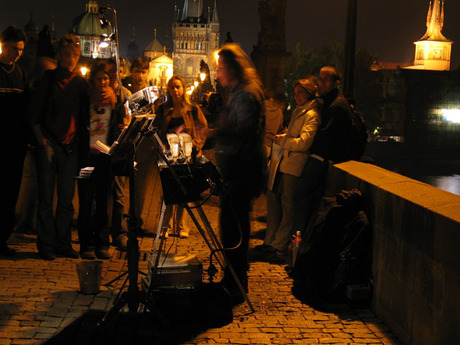 S'avonds muziek maken op de Karelsbrug te Praag