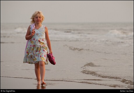 Esther aan het strand