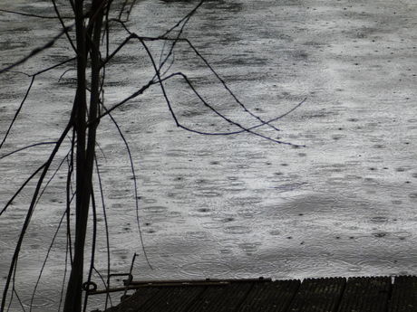 regendruppels op het water.....