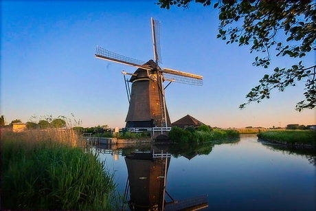 Rietveldse molen bij zonopkomst voorkant