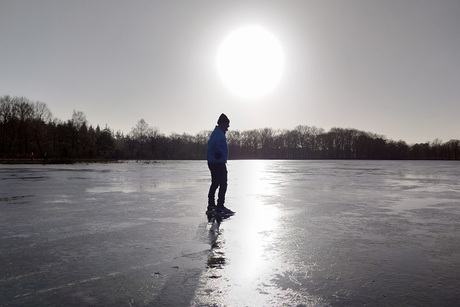 Laatste schaatser op dun nat ijs
