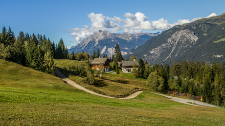 chalets in berglandschap Savognin