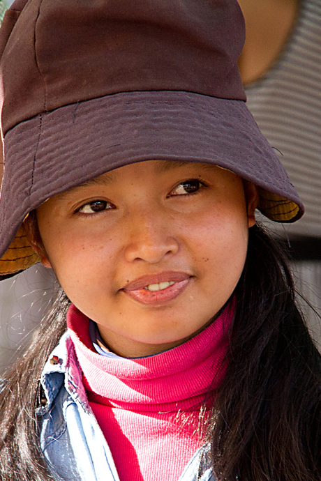 Faces of Cambodja -27- meisje met hoedje
