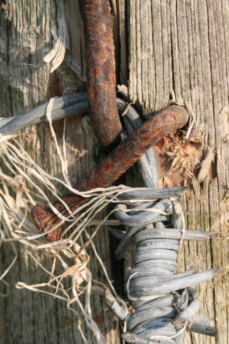 prikkeldraad en roestige spijkers
