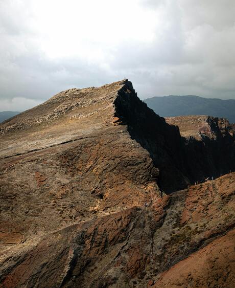 Ruwe bergkam in vulkanisch landschap
