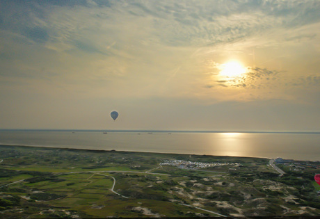 Ballonvaart bij zonsondergang