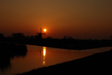 Molen de Prinsenhof bij ondergaande zon.