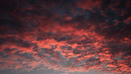Licht ontvlambare wolken met zonsopgang