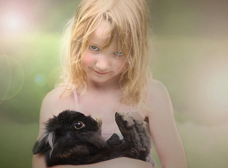 meisje met konijn
