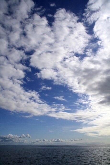Wolkenpartij boven Waddenzee