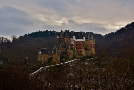 zijaanzicht Burg Eltz in kleur