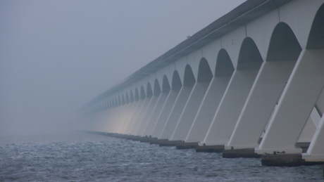 Pijlers  verlicht in de mist