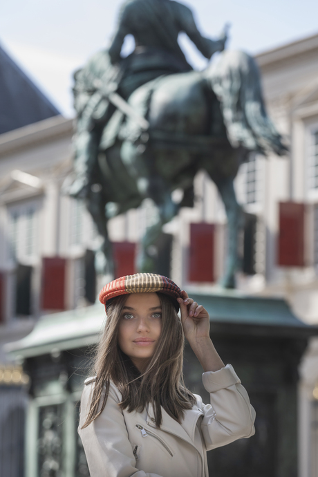 jonge dame poseert bij Paleis Noordeinde in Den Haag