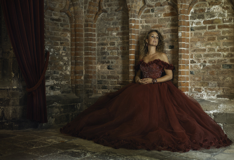 Anita aan in de abdij gang