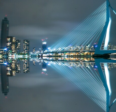 Erasmusbrug weerspiegeld