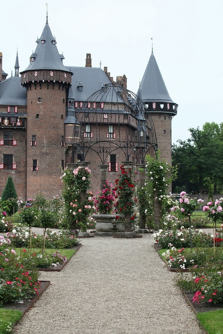 Stukje kasteel met rozentuin