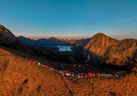 zonsopgang kijkend vanaf de krater rand van de Rinjani