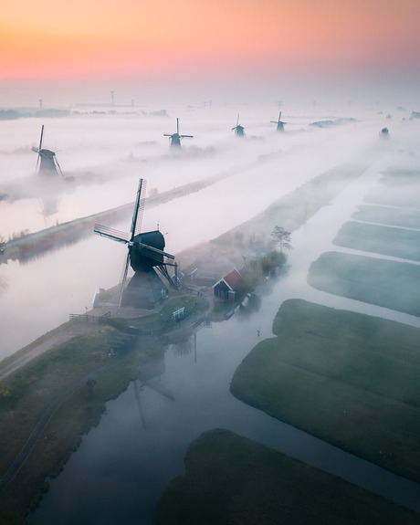 Kinderdijk in de ochtend