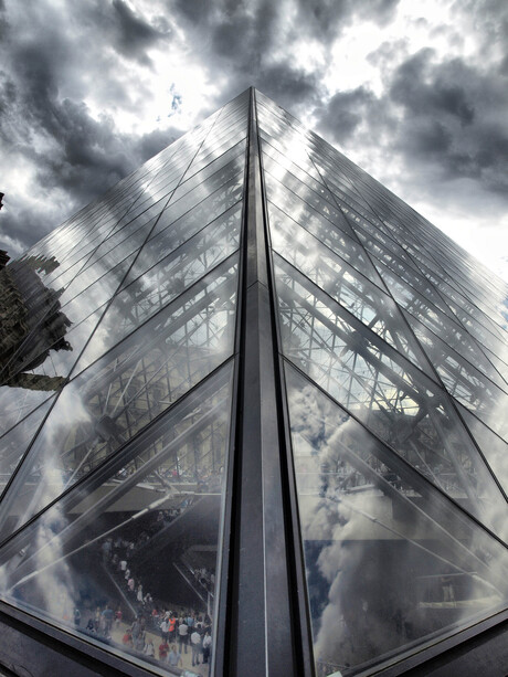 De Louvre pyramide