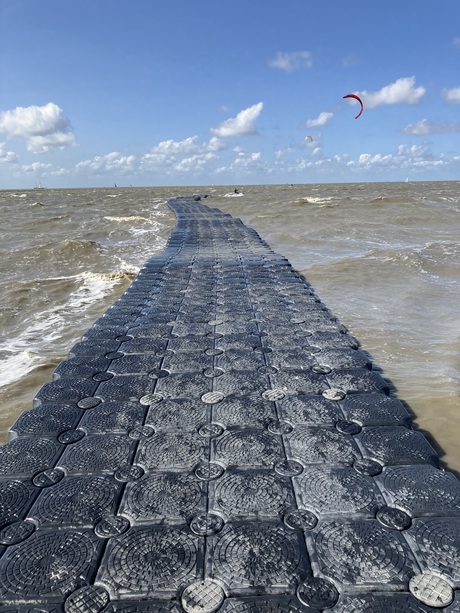 Ponton in Waddenzee. 