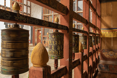 Gebedsmolens in de Trongsa Dzong