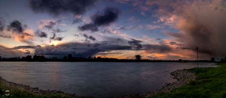 Zonsondergang boven de IJssel