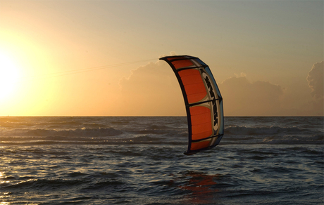 kitesurfen bij zonsondergang